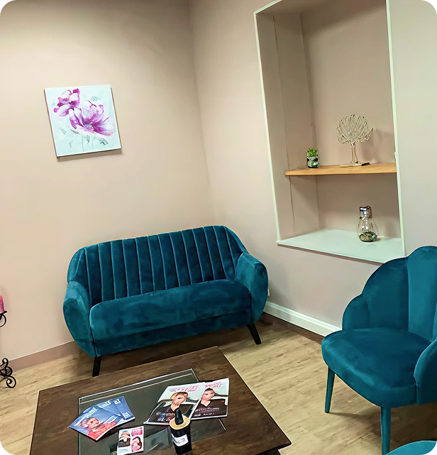 Salle d’attente du salon Atelier Capillaire à Plancoët spécialisé en prothèse capillaire et perruques près de Rennes